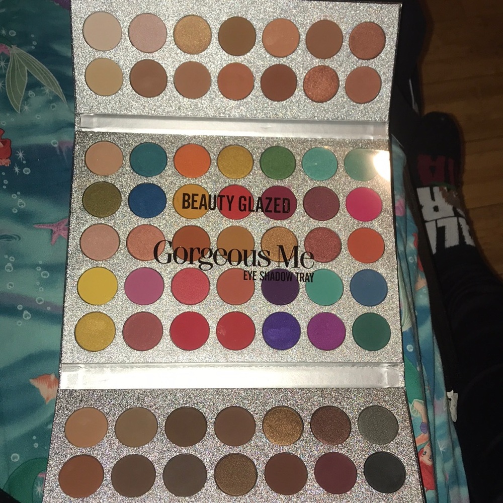 Eye shadow tray
